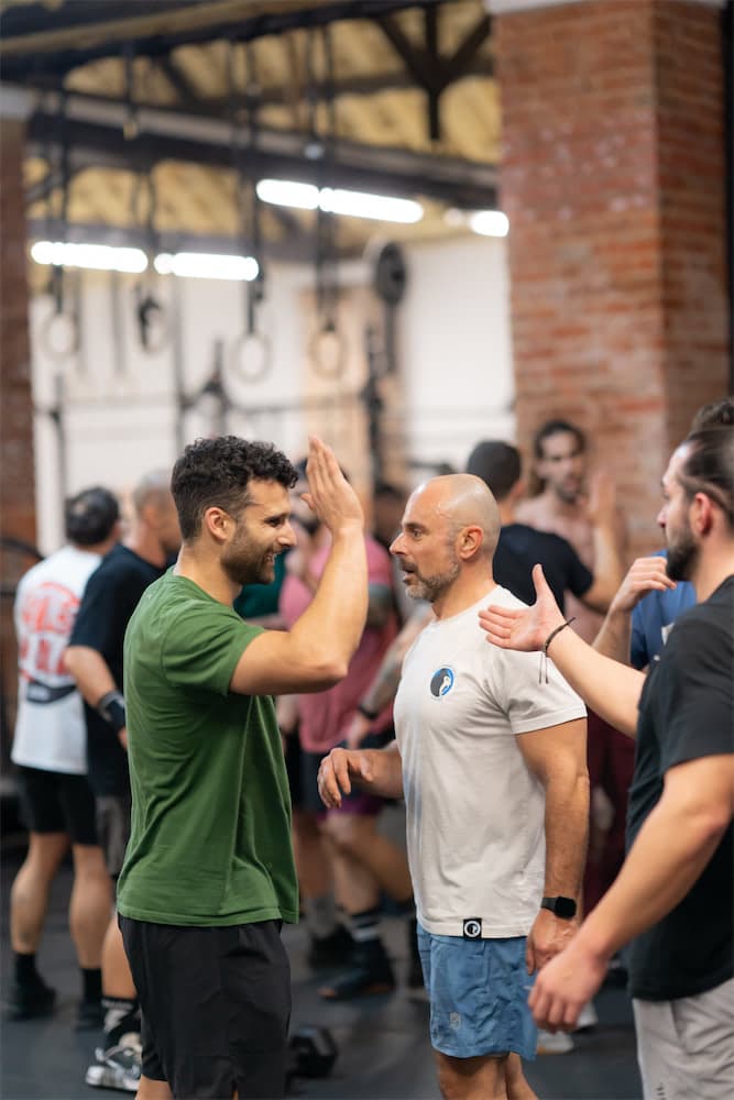 Treinador a trabalhar com cliente em sessão de Personal Training
